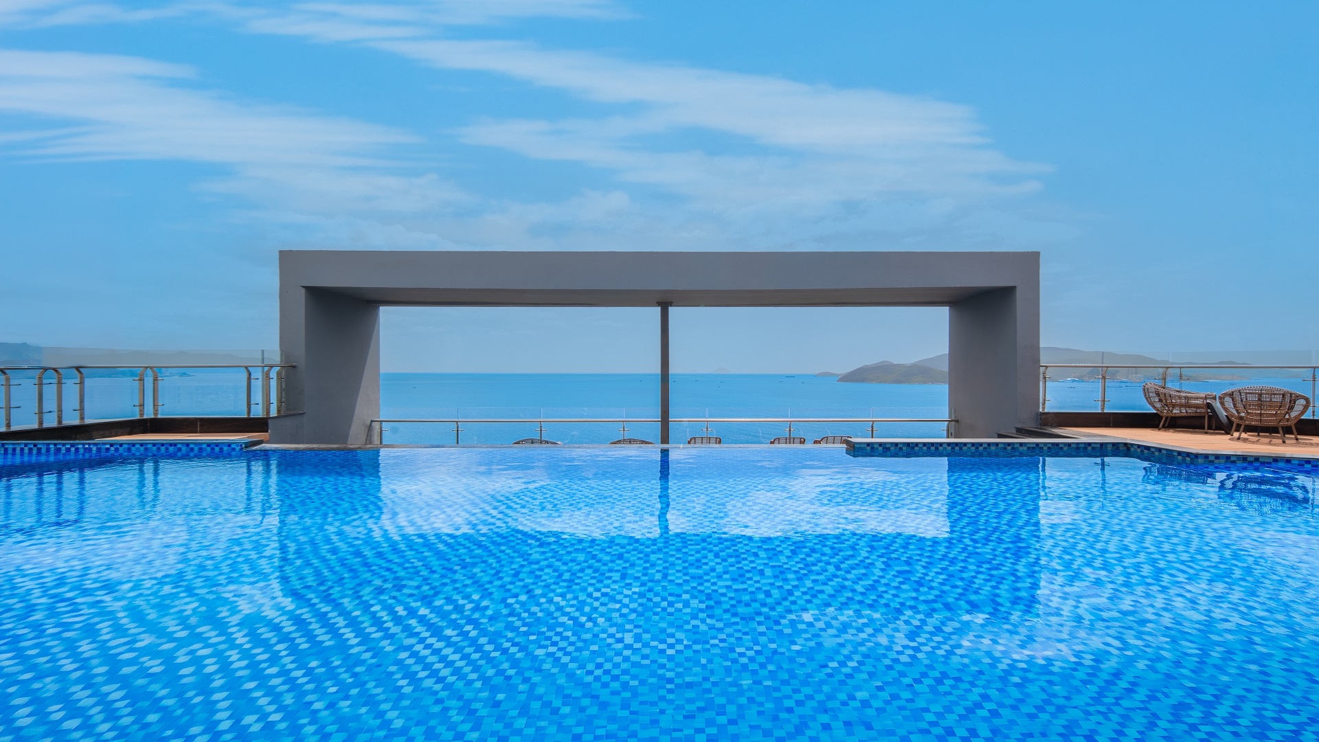 Swimming pool and bar